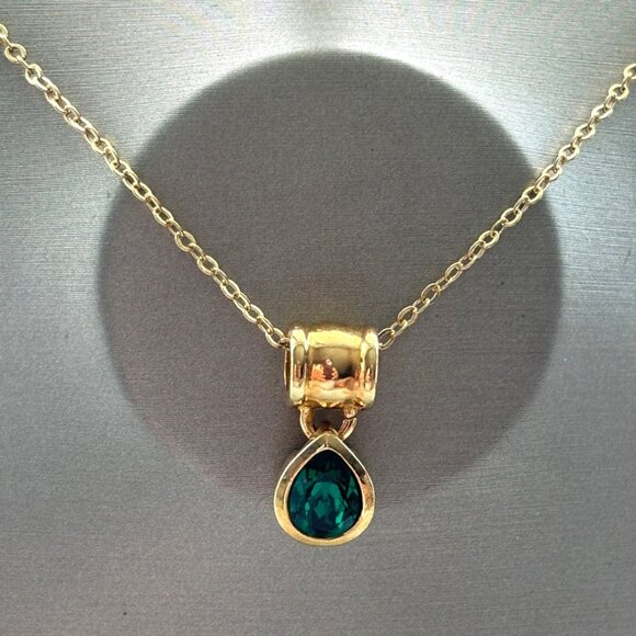 Elegant Gold and Green Pendant Necklace - Picture 2 of 4